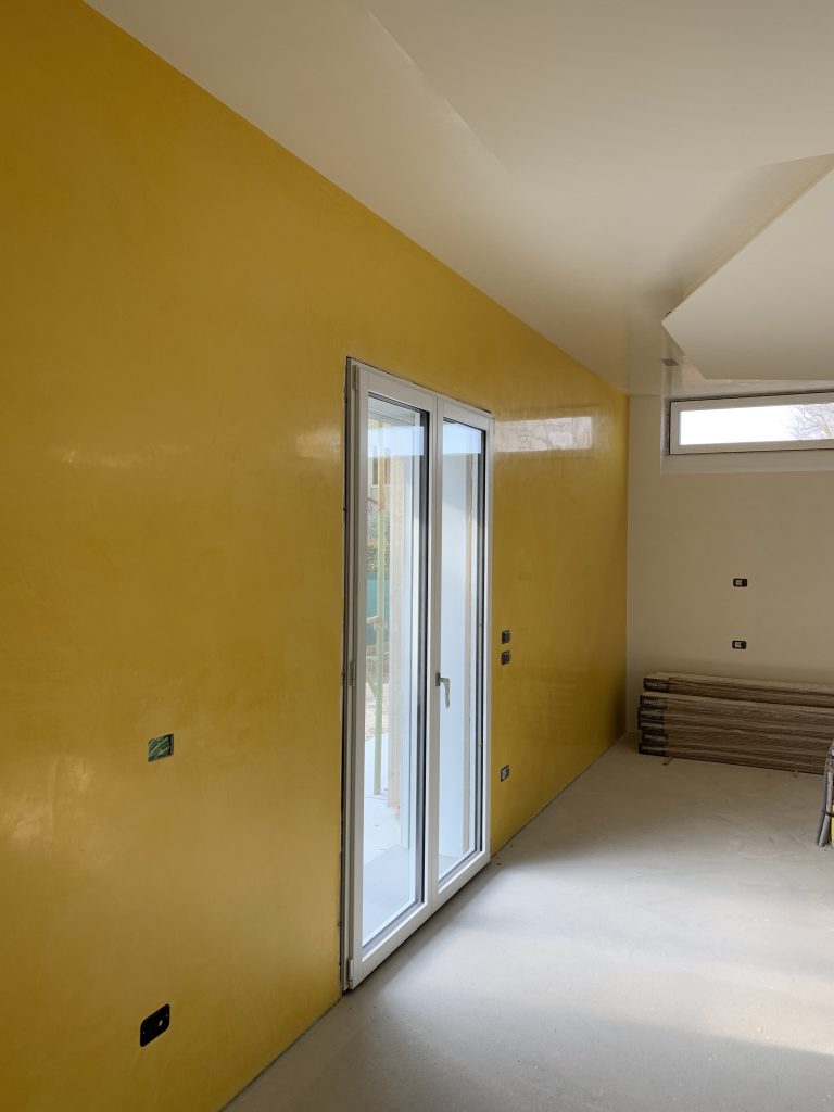 Finitura parete in marmorino lucido giallo